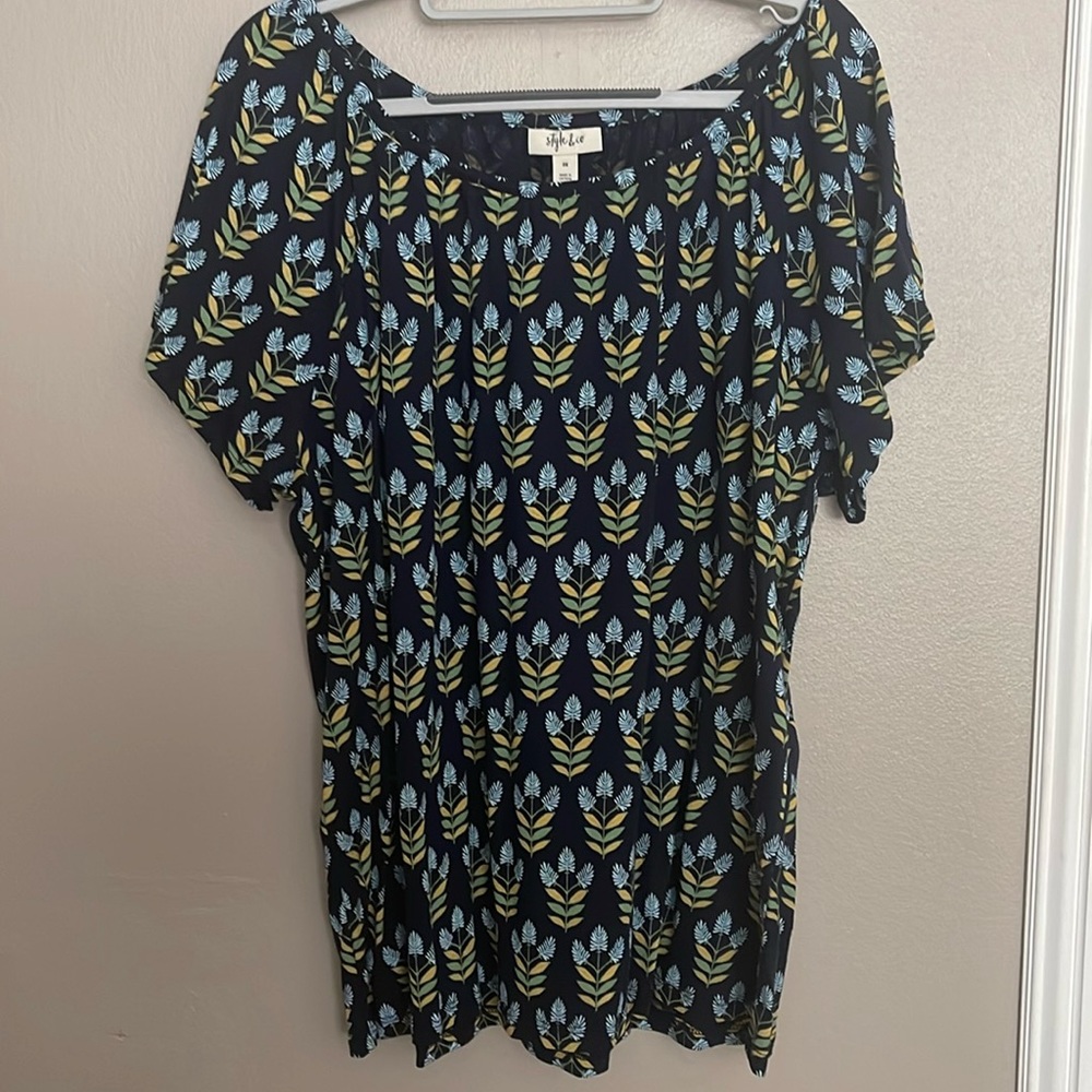 Style & co. Size 2x top. Navy blue floral print